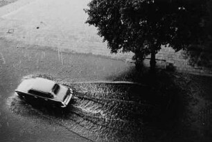 Straßenszene (Blick aus der Wohnung des Fotografen bei einem Regenschauer)