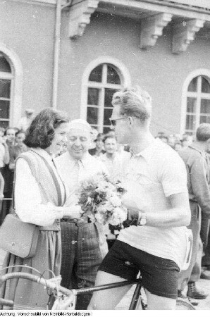 Dresden. Gustav-Adolf "Täve" Schur auf der Friedensfahrtetappe Dresden während der Friedensfahrt 1955 von Berlin nach Prag und Warschau, 8. Mai 1955