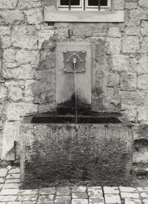 Wandbrunnen mit Trog