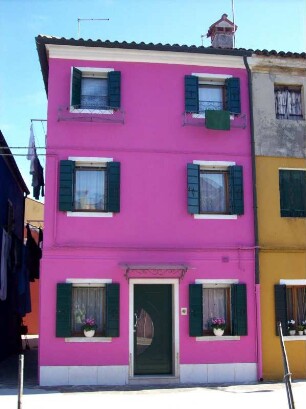 Burano: Impression Burano, bunte Hausfassade