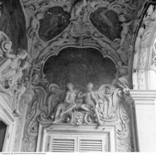 Darstellungen antiker Götter in ornamentalen, von Putten gehaltenen Rahmen