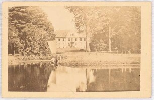 Schloss Raake: Rückansicht vom Schlossteich aus gesehen