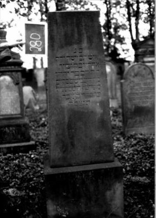 Grabstein 280 (Index: 100112054) Material: Sandstein Zustand: gut Maße HxBxT: 170x60x48 cm Beschreibung: Obelisk, Sockel: Grabstein 280