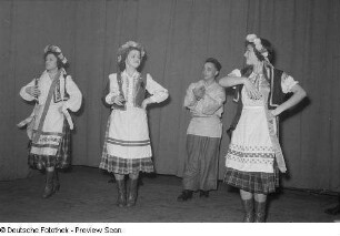 Tanzgruppe einer Kulturveranstaltung der HO Industriewaren Leipzig-Stadt im Rahmen des Monats der Deutsch-Sowjetischen Freundschaft