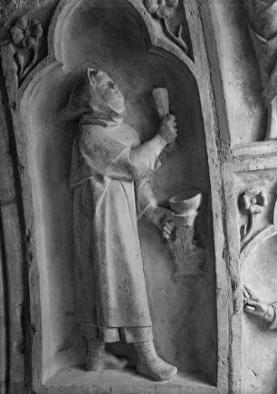 Nördliches Westportal — Rechte Archivolte — Junger Mann mit Kapuze