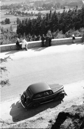 Oberschreiberhau: Sudetenstaße, Fußgänger am Straßenrand, vorn unten Auto
