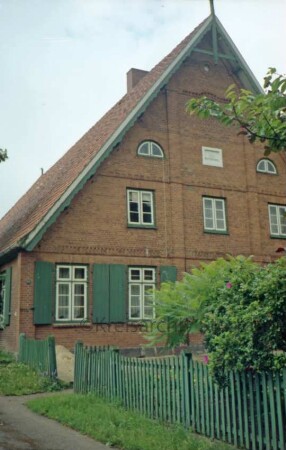 Kirchenstraße 30: Bauernhaus aus Backstein: Giebelseite Wohntrakt