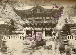 Nikkō, Japan. Tōshō-gū (1617 begonnen). Zweistöckiges (zweites) Haupttor Yomei-mon (Higurashi-mon, "Tor des Sonnenlichts"; 1636) mit Freitreppe