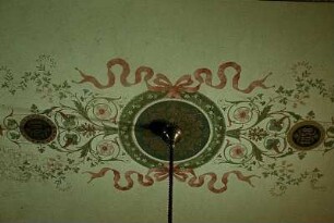 Ornament mit den Jahreszahlen 1858 und 1867 in der Deckenmitte
