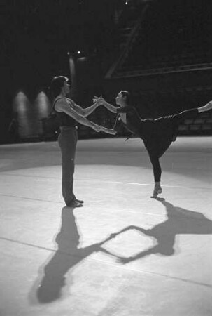 Badisches Staatstheater Karlsruhe. Probe des Ballettensembles für "La Belle Otéro"