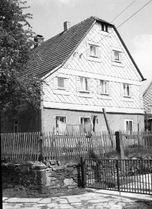 Vogtland? Wohnhaus. Giebelseite. Straßenansicht mit Einfriedung