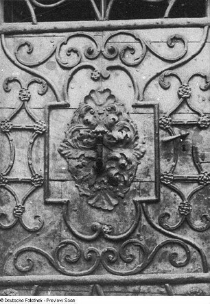 Eingangstür. Holz, eisenbeschlagen, Schmiedeeisen. Um 1730. Detail: Mittelfeld. Bautzen, Wohnhaus Heringsgasse 11