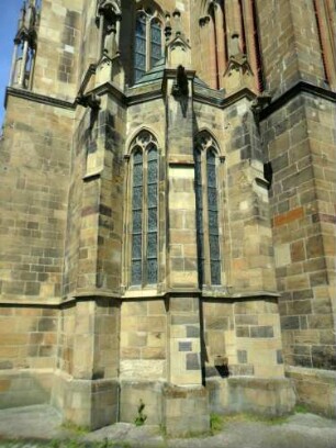 Ritterstift-Ansicht von Südosten-Südapsis mit Strebepfeilern und Fialen sowie vollplastischen figürlichen Wasserspeiern und Maßwerkfenstern in Übersicht