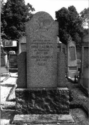 Grabstein 153 (Index: 99796828) Material: Granit Zustand: gut Maße HxBxT: 208x105x27 cm Beschreibung: Stele, Sockel, halbhohe Seitenflügel, ausgezogener Konvexbogenabschluß Symbolik: stilisiertes florales Ornament: Grabstein 153