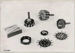 Bauelemente (Regler), ohne nähere Bezeichnung. Foto 1955