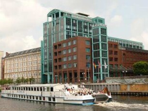 Bürobauten und Hotel am Spreeufer im Stadtbezirk Charlottenburg