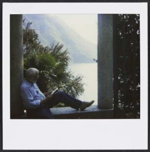 Wolfram Siebeck liest zwischen Säulen der Villa Heleneum ein Buch am Luganersee