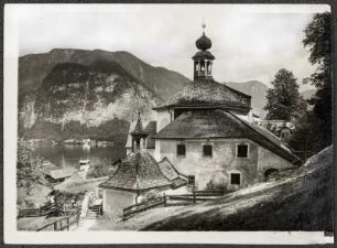 Österreich, Hallstatt. Kalvarienbergkirche mit Hallstätter See