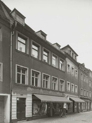 Pirna. Wohnhaus : Pirna-Altstadt. Wohnhaus mit Laden. Schmiedestraße 33/34 (Ende 17. Jahrhundert). Straßenansicht