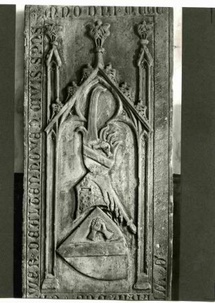 Histor. Museum. Grabstein, heller Sandstein gegen 1300. VERWER DE ALTENHOVEN