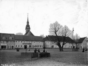 Elstra. Marktplatz mit Turm der Stadtkirche : Elstra. Marktplatz mit Turm der Stadtkirche St. Michaelis