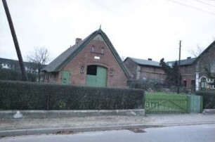 Stellau: Achtern Diek 3: Kate mit Reetdach: Giebelfront Wirtschaftstrakt mit Scheunentor