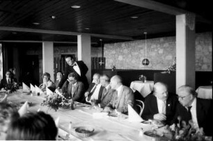 Freiburg: Konferenz Essen im Hotel Jägerhäusle, mit Oberbürgermeister Keidel, Direktor ? und Stadträte