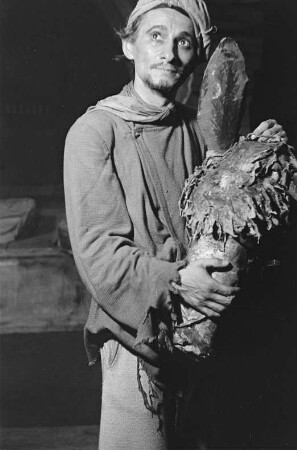 Szenenbilder aus der Oper "Der fröhliche Sünder" von Ottmar Gerster, aufgeführt in einem Gastspiel der Dresdner Bühne im Haus der Kultur der Sowjetunion in Berlin : Außenaufnahmen des Hauses, Gruppenaufnahmen