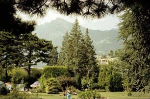 Meran: Elisabethanlage, Sommerpromenade mit Brücke