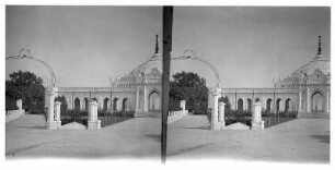 Lucknow (Lakhnau), Indien. Shah Najaf Imambara (1816 als Mausoleum für Ghazi-ud-Din Haider). Gartenanlage vor der inneren Tormauer gegen Kuppel der Moschee