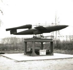 Peenemünde. Historisch-Technisches Informationszentrum, Flügelbombe Fieseler 103 (Fi-103), spätere Bezeichnung "Vergeltungswaffe 1 (V-1)", Modell 1:1 (1942/1945, Luftwaffenversuchsanstalt Peenemünde)