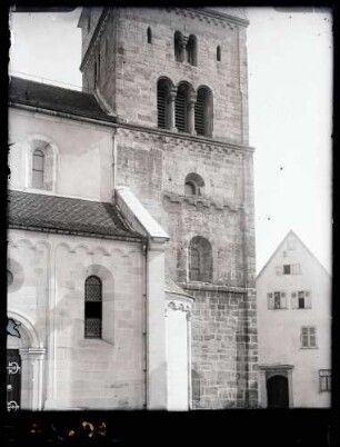 Kirche; Turm von Westen (von zwei Seiten)
