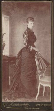 Porträt einer Dame, Ganzfigur.