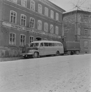 Sorbisches Volkstheater Omnibus : Bautzen. Verwaltungsgebäude? des Sorbischen Volkstheaters mit Omnibus des Theaters vorm Eingang