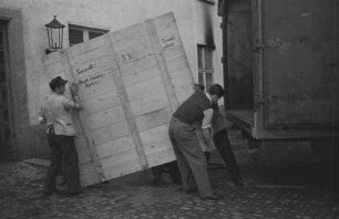 Central Collecting Point Marburg. Mitarbeiter beim Verladen der Gemälde im Innenhof des Hessichen Staatsarchivs Marburg