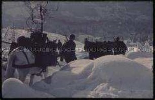 Soldaten und Pferde im Schnee