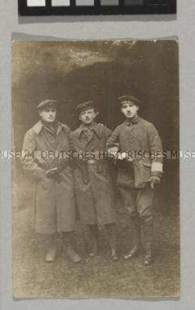 Fotopostkarte mit der Abbildung dreier Marine-Soldaten (Beilage in einem Brief)
