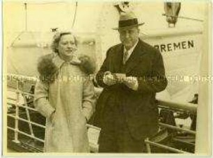 Zeitungsverleger William Randolph Hearst und seine Lebensgefährtin, die Schauspielerin Marion Davies, an Deck des Hochseepassagierdampfers "Bremen"