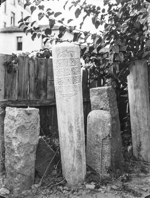 Grabsteine : Grabsteine an der Imaret-Moschee von Plowdiw.