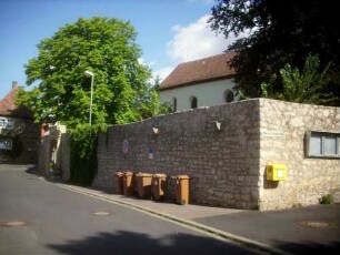 Ansicht von Südosten mit Kirchhofmauer (Wehrgang mit Steinbrüstung im 18 Jh abgetragen) in übersichtlichem Verlauf