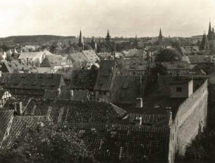 Quedlinburg. Stadtansicht mit den Tortürmen, den Türmen der Ägidienkirche, der Blasikirche und der Markt- oder Benediktikirche (von links nach rechts). Ansicht von der Terrasse der Gaststätte "Schloßkrug" nach Nordosten