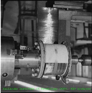 Detailaufnahme einer Wicklung um eine supraleitende Litze am Institut für Experimentelle Kernphysik (IEKP)