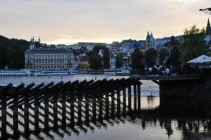 Kleinseite am Abend in Prag : Blick über die Moldau am Abend zur Kleinseite. Aufgenommen am 31. Juli 2009 in Prag