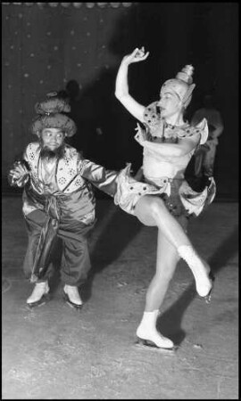 Freiburg: Stadthalle, Eisballett, Irene Braun und Günther Lorenz als Maharadscha