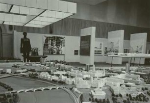 Dresden, Neues Rathaus. Ausstellung zur Städtebaulichen Konzeption 1969, Stadtzentrum Dresden: Ausschnitt vom Stadtmodell (M 1 : 500) mit Stadtkern und östlichem Teil der Altstadt mit Oper, Schloss und Hofkirche