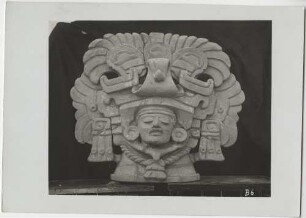 Figurengefäß aus Ton. Höhe 25-40cm. Sammlung Guillermo de Heredia.