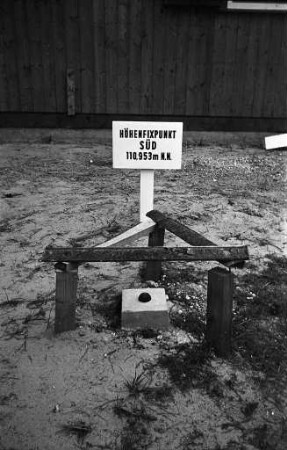 Bau des Atomreaktors bei Leopoldshafen.