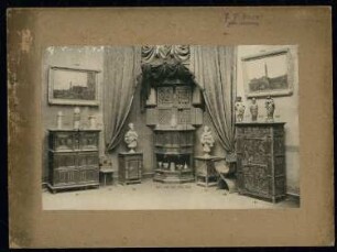 unbekannter Antiquitätenhändler, unbekannter Ort: Renaissanceschränke, gotische Figuren, Barockbüsten und zwei Gemälde vom Markusplatz in Venedig