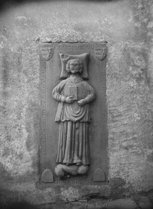 Grabplatte des Pfarrers Konrad von Steckelberg