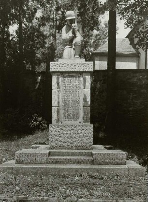 Denkmal für die Gefallenen des 1. Weltkrieges : Denkmal für die Gefallenen des 1. Weltkrieges aus Kleinolbersdorf. Sandstein (nach 1918). Chemnitz-Kleinolbersdorf-Altenhain